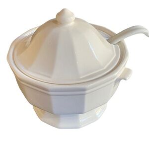 Pfaltzgraff Vintage 1963 Heritage White  Soup Tureen with Ladle.